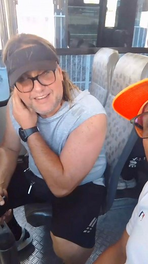 Me encontré a este personaje que no pela una Rumba @Thomas Rumba Fast Food está pintando su Vehículo y compartimos un rato en la Ruta de Bello Monte....#isabelica | Reina Martinez