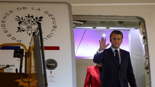 VIDEO. Emmanuel Macron giflé par sa femme Brigitte ? "Un simple moment de décompression"… un proche présent à bord dément toute altercation