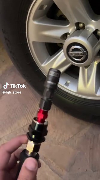 🔥 المزايا الأساسية: ✅ تصميم عالي التدفق (High Flow) يفتح صمام Schrader بنسبة 100% لتدفق هواء أسرع عند النفخ. ✅ يصلح للاستخدام كـ Closed Flow و Open Flow (يشمل محول Open Flow). ✅ خفيف الوزن، مقاوم للصدأ والخدوش، وقابل لإعادة التجميع. ✅ لا يتسبب في خدش أو تلف خيط الصمام عند التركيب/الإزالة. ✅ يلائم جميع صمامات Schrader القياسية وأنظمة الهواء المتعددة. --- 📱 للطلب: 📞  965 9730 2512 💰 السعر: ١٨ د.ك فقط 💥