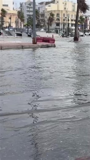 Boats drift ashore as Malta hit with force 9 winds. 💨 #MaltaDaily