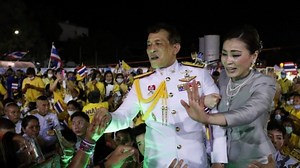Thai monarchy: Royalists stage show of support for the king
