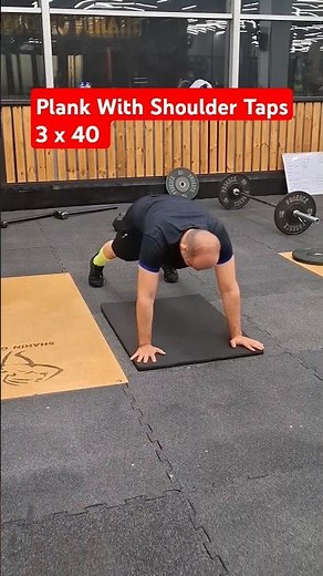 Plank wit shoulder taps