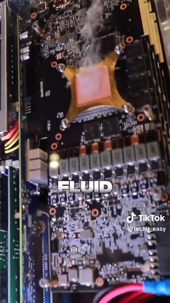 this isn’t regular water — it’s a special insulating fluid called fluorinated liquid. Since it doesn’t conduct electricity, it’s totally safe to come into contact with all the components. Even better? It’s excellent at removing heat. This method is called immersion cooling, and it can dissipate heat up to 20 times more efficiently than traditional cooling systems. That’s why it’s perfect for handling the extreme heat from CPUs and GPUs. And while it may look like the liquid is boiling — it’s act