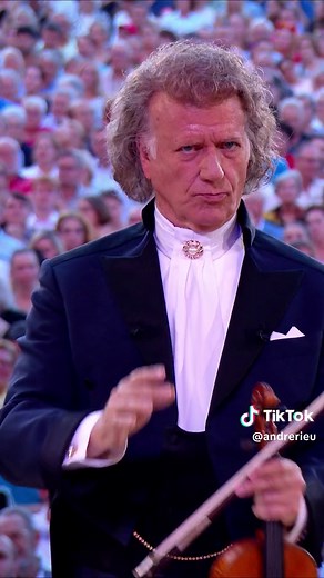 ❤ The romantic Ballade pour Adeline, taken from André's brand new DVD Love Is All Around! Order yours now at andrerieu.com (Link in bio) #music #classicalmusic #violin #andrerieu #rieu #concert #livemusic #orchestra #stradivarius #stradivari #violinist #viola #violin🎻 #🎻#maastricht #vrijthof #balladepouradeline #richardclayderman #piano #pianosolo #pianomusic