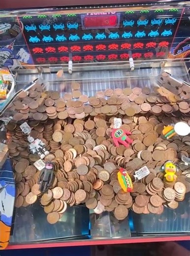 Playing Space Invaders 2p Coin Pusher In The Arcades