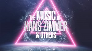 𝗧𝗵𝗲 𝗠𝘂𝘀𝗶𝗰 𝗼𝗳 𝗛𝗮𝗻𝘀 𝗭𝗶𝗺𝗺𝗲𝗿 & 𝗢𝘁𝗵𝗲𝗿𝘀 – presentato da un pirata dei 𝗜 𝗣𝗶𝗿𝗮𝘁𝗶 𝗱𝗲𝗶 𝗖𝗮𝗿𝗮𝗶𝗯𝗶! 🎵 Vivi le più emozionanti e iconiche colonne sonore di 𝗧𝗼𝗽 𝗚𝘂𝗻, 𝗝𝗮𝗺𝗲𝘀 𝗕𝗼𝗻𝗱, 𝗜 𝗣𝗶𝗿𝗮𝘁𝗶 𝗱𝗲𝗶 𝗖𝗮𝗿𝗮𝗶𝗯𝗶, 𝗜𝗹 𝗥𝗲 𝗟𝗲𝗼𝗻𝗲, 𝗜𝗹 𝗖𝗮𝘃𝗮𝗹𝗶𝗲𝗿𝗲 𝗢𝘀𝗰𝘂𝗿𝗼, 𝗜𝗻𝗰𝗲𝗽𝘁𝗶𝗼𝗻, 𝗜𝗻𝘁𝗲𝗿𝘀𝘁𝗲𝗹𝗹𝗮𝗿 e molte altre colonne sonore leggendarie 🕵🏽☠ – in un concerto mozzafiato con The Hollywood Film Orchestra con coro, solisti straordin