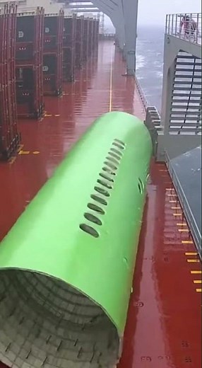 Easy job? isn’t it? #ocean #ship #storm #waves #northsea