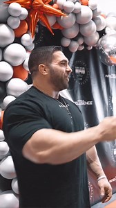 A life changing moment 🤌 With the 60th year of Mr Olympia coming soon, we look forward to the many life changing moments these athletes will experience. Will you be there this year? @dansolomon_official @dereklundsford_ @mrolympiallc | Muscle Insider