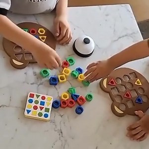 26 reactions | Náučná zábava s porovnávaním tvarov a farieb!  Podporuje logické myslenie  Podporuje motorické zručnosti a kognitívne schopnosti  Ideálny nápad na darček  https://superzebra.sk/výrobok/shapematchinggame-teddy/?sp=7713i997 | Superzebra | Facebook