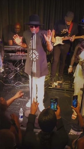 Loose ends performing (you got me hanging on the string now ) Good music good vibration.