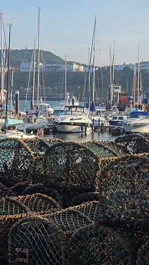 14 Must-Visit Spots on the Yorkshire Coast 🌊 From popular seaside towns like Whitby, Scarborough and Filey to hidden coastal villages only us locals know 😉 this is your ultimate guide to exploring the Yorkshire Coast. Discover beautiful beaches, cliff-top walks, coastal pubs, fishing villages, and secret bays packed with that classic Yorkshire seaside charm 💙 Whether you love Whitby Abbey views, Robin Hood’s Bay cobbles, All the fun of the fair at Bridlington or a peaceful walk at Runswick Ba