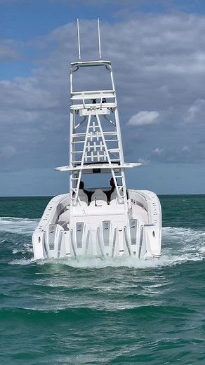 Backing down with a 45’ Streamline. #centerconsolesonly #streamline #mercuryracing