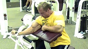 Tip: Single-Arm Machine Curl