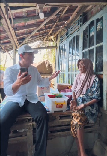 Hari ini, sinergi antara Pemprov Banten, BAZNAS Provinsi, dan Pemerintah Kabupaten Pandeglang hadir langsung di tengah masyarakat Kampung Gadel, Desa Umbulan Kecamatan Cikeusik, Kabupaten Pandeglang. Bantuan RTLH untuk Emak Iyoh dan cucunya Adam, bukan sekadar urusan administratif. Ini adalah wujud kehadiran negara dan kepedulian sesama. Bagi kita mungkin kecil, tapi bagi Emak Iyoh, ini adalah bukti bahwa beliau tidak sendirian. Jangan pernah lelah untuk berbagi, karena manfaat yang dirasakan pe