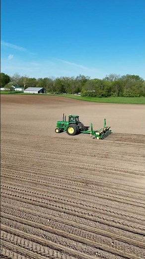 45-Year-Old Tractor Still Planting Corn Like a Boss! 🌽🔥 #FarmingLife #Tractor #Shorts