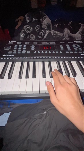 Playing Beat It By Micheal Jackson on the Piano keyboard #michaeljackson #piano