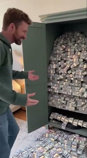 He Opened His Closet… and Money EXPLODED Out! 😱💸💥你絕對想不到！💰" #movie #funny