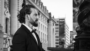 El cantautor Ricardo Arjona estrena su canción El Bobo del álbum Negro en octubre 2021