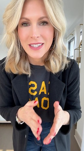 Why a sweater blazer over a drapey cardigan? Structure! Give a little more shape and detail to your outfit. You’ll be just as comfortable but the overall style will be elevated. If you missed yesterdays post where i recreated Jennifer Aniston’s outfit, watch that one too 😉 #chicfashion #momsoffb #outfitinspo #sweaterblazer | Beauty of a Boy Mom