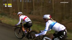 Onderonsje tussen Demi Vollering en Kasia Niewiadoma - samenwerking verloopt niet vlotjes