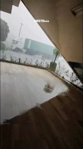 Oeste Mais on Instagram: "🌬 A cobertura de um posto de combustíveis se partiu, caiu e atingiu um carro durante um temporal na tarde desta quinta-feira, dia 8, em Gaspar, no Vale do Itajaí. Apesar do susto e dos danos materiais, ninguém ficou ferido. 🚗 O empresário Vilmar Soares, motorista do veículo atingido, contou à NSC TV que parou no posto para se proteger da tempestade. Ele estava sozinho no carro e precisou permanecer no local por alguns minutos devido à intensidade do vento e da chuva. 