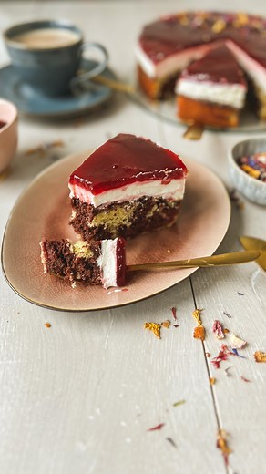 Rotkäppchen Kuchen- der schmeckt wirklich märchenhaft lecker 😍 Er besteht aus einem Boden aus super saftigem Marmorkuchen mit Kirschen, einer luftigen Quark-Sahne-Creme und einer fruchtigen Schicht aus Tortenguss mit Kirschsaft! 😋 Habt ihr diesen Kuchen schon mal gebacken? Ich finde ihn einfach klasse 🤩 🔸 Zutaten Für den Boden: 150g weiche Butter etwas mehr zum Fetten der Form 125g Zucker 1 Prise Salz 3 Eier 175g Mehl 2 TL Backpulver 100ml Milch 20ml mehr 15g Kakaopulver 1 kleines Glas Sauer
