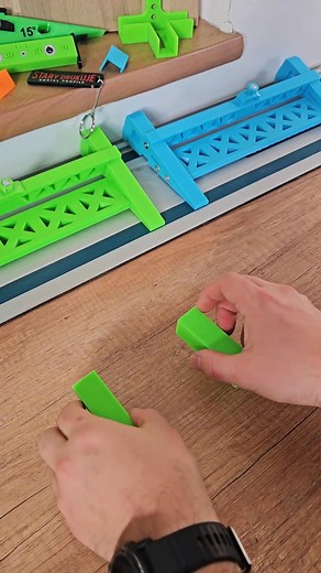 144K views · 417 reactions |  Prosty patent na idealny montaż frontów❗️ Zobacz, jak uchwyt „trzecia ręka” ułatwia ustawienie frontów szuflad z idealnie równą odległością. Zero nerwów, pełna precyzja!  2mm, 3mm, 4mm #majsterkowanie #stolarz #warsztat #DIY #frontydoszuflad #narzędzia #trzeciaręka #stolarstwo #montażmebli #precyzja #3dprinting #3d #diy #stolarz #carpenter | Sara StaryDrukuje Setlak | Facebook