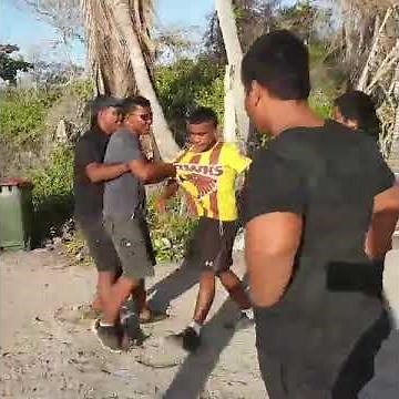 NAURUAN KIDS DRINK AND FIGHT ON THE BEACH🤣🇳🇷
