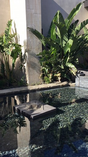 正面から見ると人の姿。しかし、横から見ると像が消える──。 元物理学者の「消える彫刻」が生み出す、心で見る量子物理学の世界 https://wired.jp/article/julian-voss-andreae/ 🎥: Wächterin lebensgroß by Julian Voss-Andreae | WIRED.jp