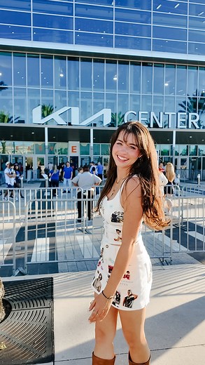 Meg on Instagram: "🚨CLOSED 🚨 JONAS BROTHERS MEET AND GREET + TICKET GIVEAWAY ✨🎤😱 I’m teaming up with @TheKiaCenter to send you and a friend to see The Jonas Brothers at Kia Center on 10/27! You and your plus one will get 2 premium tickets to the show and a meet and greet with the brothers!?!? Here’s how to enter: ❤️ Like this post 🫶 Follow @thekiacenter + @magicwithmeg 💬 Comment who you’re bringing 📬 Winners will receive a DM from this account ⏳ You have until 12 p.m. on 10/25 to enter go