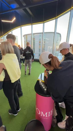 Homie - Gut Friendly on Instagram: "Käisime Homie tiimiga @parnu_keskuses uhiuue mega vaatega @gymeesti avamisel ja testisime tublisid trennihuvilisi. Osalejad said blind tastinguga ära arvata, millise Homie maitsega oli tegu 🍓🫐🍋🍐🍍 Noored said nuputada, naerda ja Homie tootevalikuga tutvuda 🤩 Kirsiks tordil andis üks tore noormees lõpus ka kõigile väärt nõu!"