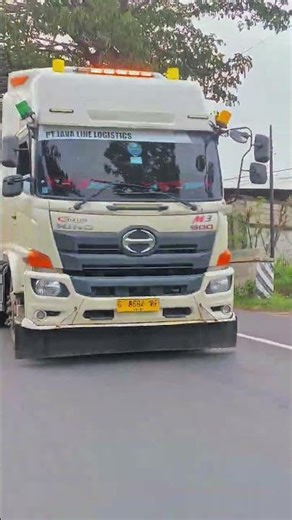 Sang Raja Jalanan Pantura: Konvoi Ganas Hino PT. Java Line Logistics!