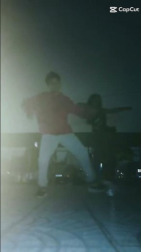 eu e minha best dançando new jens na escola às 20:00 da noite ksksks da despedida das aulas:(