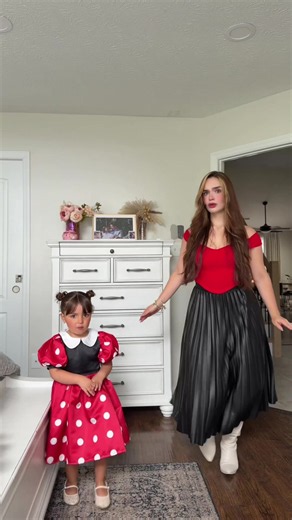 Ok faltaba Minnie y la mamá de Minnie por hacer este bailecito jajaja 💃🏼✨💖 #EvayMajo #mamaehija #mamadeunaprincesa👸 #maternidad #mamajoven