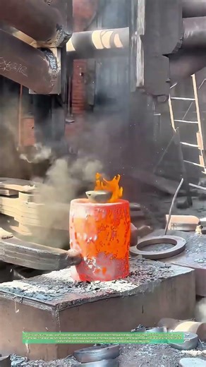 Forge puissante : Naissance d'un vérin sous la pression des marteaux