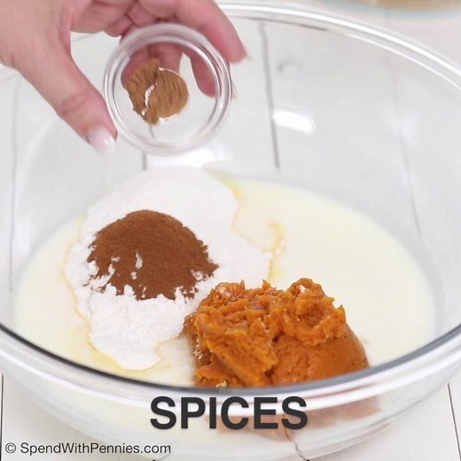 No Bake Pumpkin Pie Cheesecake! If you like cheesecake you'll LOVE this easy recipe! PRINT full recipe here: http://www.spendwithpennies.com/no-bake-pumpkin-cheesecake/ | Spend With Pennies