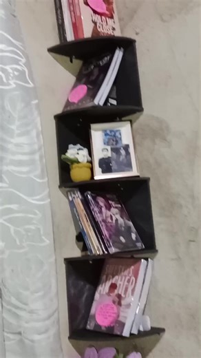 Floating Book Shelves: Minimalist Home Decor Ideas