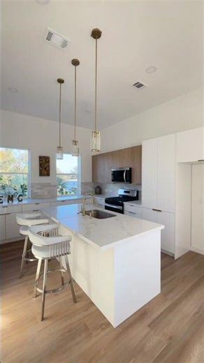 ✨ TOUR TIME! Located in the highly favored Heights #houstonrealtor #newconstruction #texasrealtors