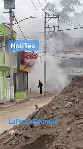 Se reporta incendio en una sucursal de Oxxo ubicada en Av. Texcoco y Calle Vicente Guerrero, Magdalena de Los Reyes #LaPaz #Edomex. En el lugar ya se encuentran autoridades y cuerpos de emergencia. ⚠️ | NotiTex