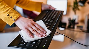 La forma correcta de limpiar el teclado del computador sin necesidad de apagarlo: solo necesita oprimir esta tecla