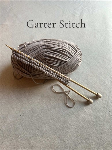 Starting each stitch sample with a garter stitch border for clean edges and consistency throughout my Learning to Knit — One Stitch a Week series. 🧶 #knitting #beginnerknitter #learntoknit #knittingjourney #onestitchaweek