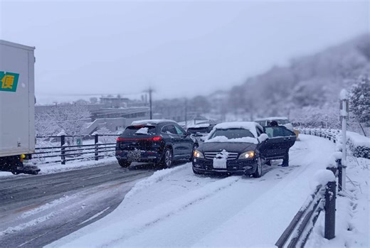 【速報】京都市・狐坂で複数の車が立ち往生　一気に10センチ積雪でスタック、ノーマルタイヤ車も｜京都新聞デジタル　京都・滋賀のニュースサイト