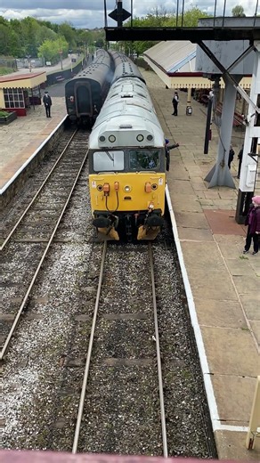 Class 50 50015 Valiant departs Ramsbottom on the east Lancs railway