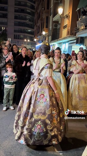 Preciosa y brillando siempre ✨🥹🤎 #fmv #fallas #fallera