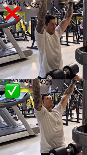 Sur le tirage vertical avec une prise large, l’objectif n’est pas simplement de descendre la barre le plus bas possible, mais de maximiser l’engagement du dos, en particulier des dorsaux et du haut du dos. Commence chaque répétition par une dépression des épaules (épaules basses), puis ouvre la cage thoracique pour créer une base stable. Ensuite, initie le mouvement par les coudes, que tu amènes vers le bas et légèrement vers l’arrière, afin de guider la barre vers le haut de la poitrine. Contrô