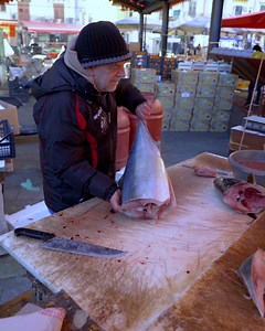 Sandwich au poisson grillé de Palerme ! Partez à la découverte d'un marché aux poissons sicilien où les pêcheurs locaux travaillent et cuisinent le poisson comme personne ! 🙂🇮🇹 Merci à Francesco Labarbera & Flavia Loiacono | Chefclub