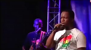 12K views · 563 reactions | 퐉퐮퐬퐭퐞 퐮퐧 퐩퐞퐮 퐝퐞 퐜퐨퐮퐫퐚퐠퐞, 퐩퐥퐮퐬 퐝'퐞퐟퐟퐨퐫퐭, 퐩퐨퐮퐫 퐦퐨퐧퐭퐫퐞퐫 퐚퐮 퐦퐨퐧퐝퐞 퐪퐮'퐨퐧 퐞퐬퐭 퐥퐞퐬 퐩퐥퐮퐬 퐟퐨퐫퐭s...Voici un extrait d'un concert de Smarty, le meilleur rappeur africain au New Morning de Paris en 2014. 혛혳혦̀혴 혣혰혯혯혦 혴혦혮혢혪혯혦 혢̀ 혵혰혶혵혦혴 혦혵 혢̀ 혵혰혶혴 | BF1 TV | Facebook