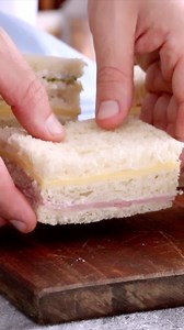 Sandwich de Miga con Pan de Miga Casero 🥪🫶🏼 Paso a paso cómo preparar Pan de Miga Casero para disfrutar de unos clásicos Sandwiches de Miga en casa con los rellenos que más te gusten! Ingredientes Pan: - Harina de Trigo “000” 500 Gr. (todo uso) - Leche 240 Ml. - Agua 60 Ml. - Levadura Seca 5 Gr. (o fresca 15gr.) - Manteca / Mantequilla 30 Gr. - Sal 5 Gr. *Molde para Pan de Molde con Tapa 30x10x10cm. *Rinde 10 Sandwiches de Miga “Triples”. En un bowl colocar la harina, sal y mezclar. Añadir la