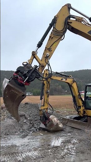 2017 CAT 311FLRR crawler excavator w/ 2 buckets and rotor tilt.