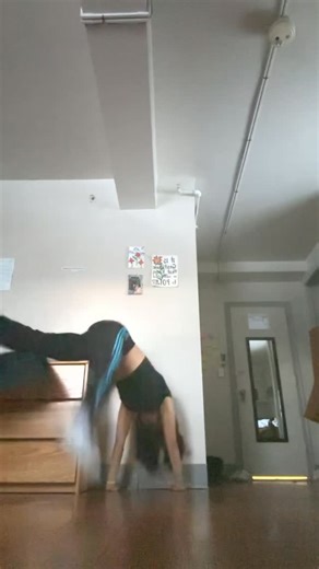 Luniva on Instagram: "This is so sad😔 #headstand #fails #headstandpractice #headstandfail #fitnessjourney"